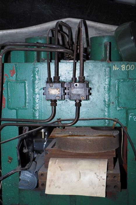 Prasa do gumy - hydrauliczno elektryczna.