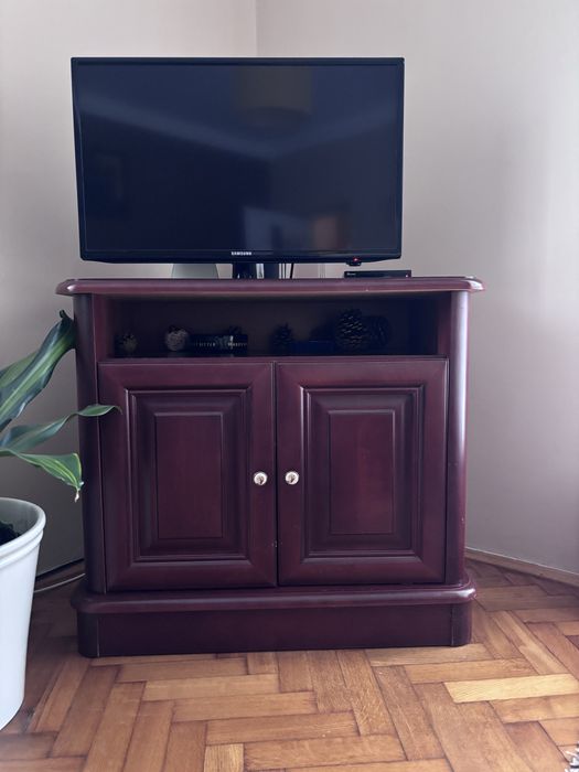 Zastaw drewnianych mebli