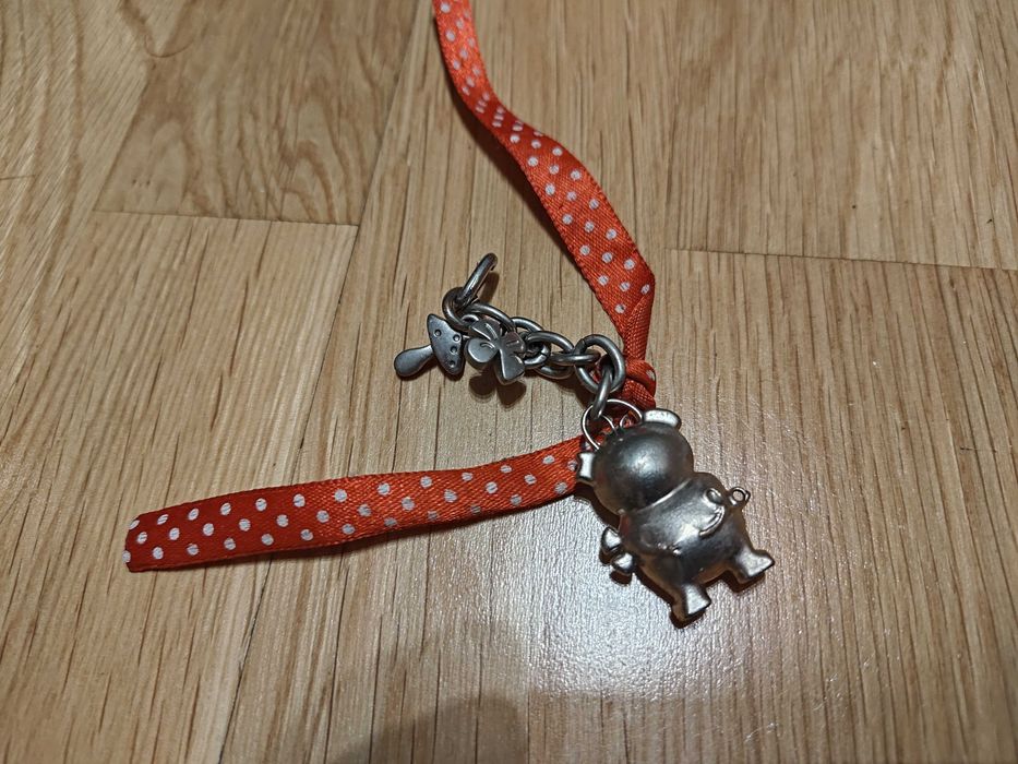 Breloczek do kluczy ozdoba świnka stalowy z kokardką wstążką