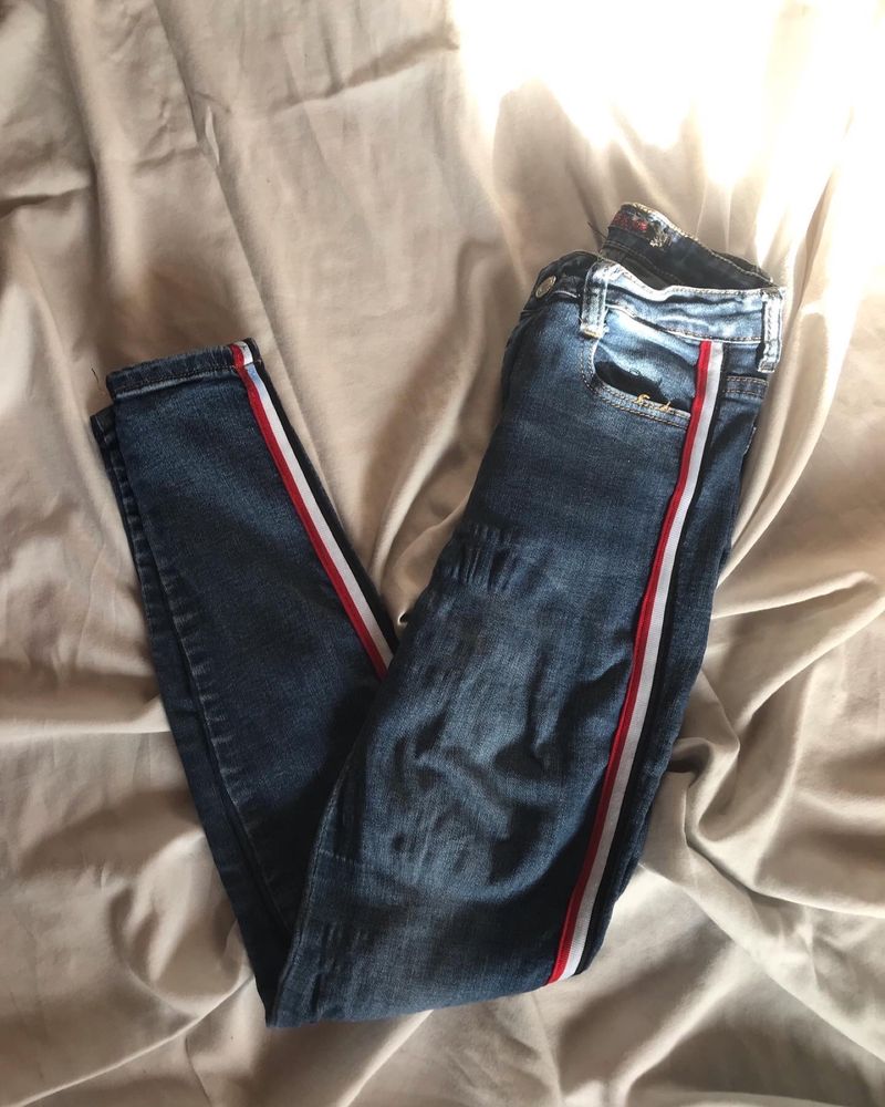 Calças de ganga / Jeans com riscas laterais
