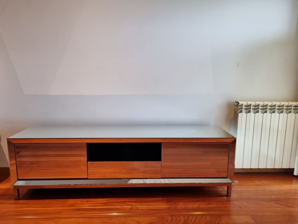 Rack para TV de Madeira com Acabamento Espelhado - Moderno