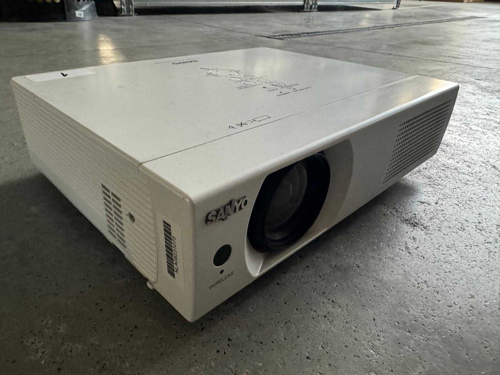 Rzutnik projektor Sanyo PLC-WXU700 telewizor