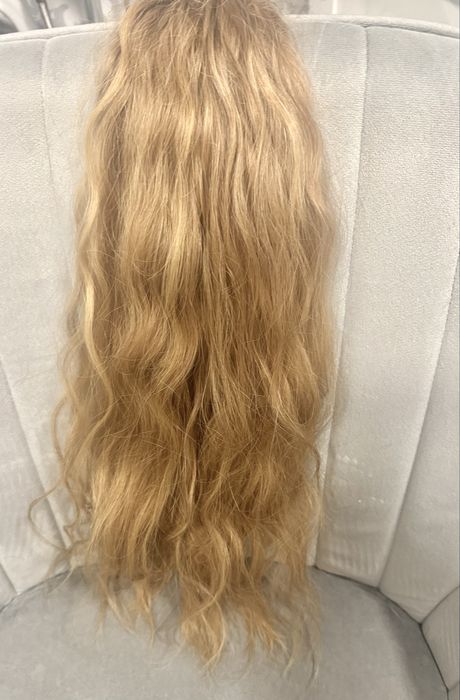 Włosy dziewicze średni blond 54 cm falowane
