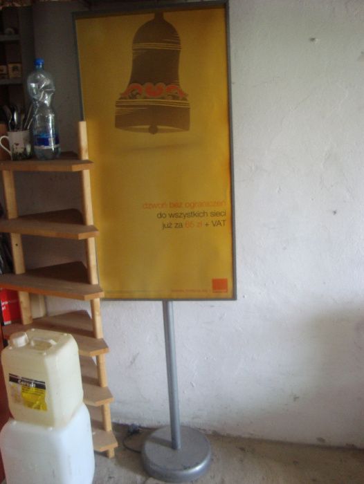 ładna półka z drewna sosnowego narozna i podswietlany stojak do reklam