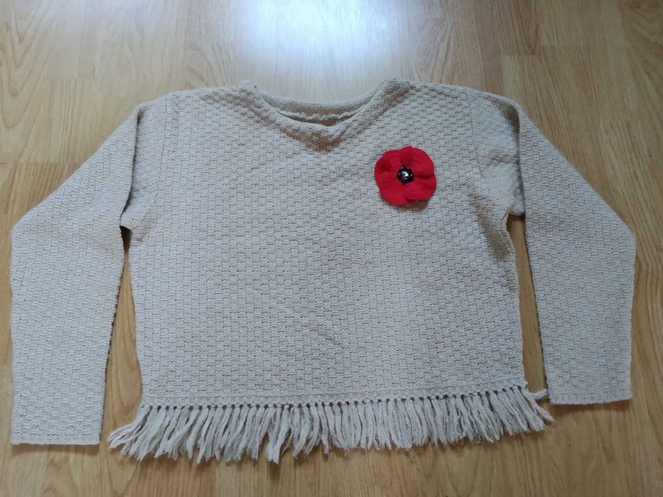 sweterek beżowy z czerwonym makiem