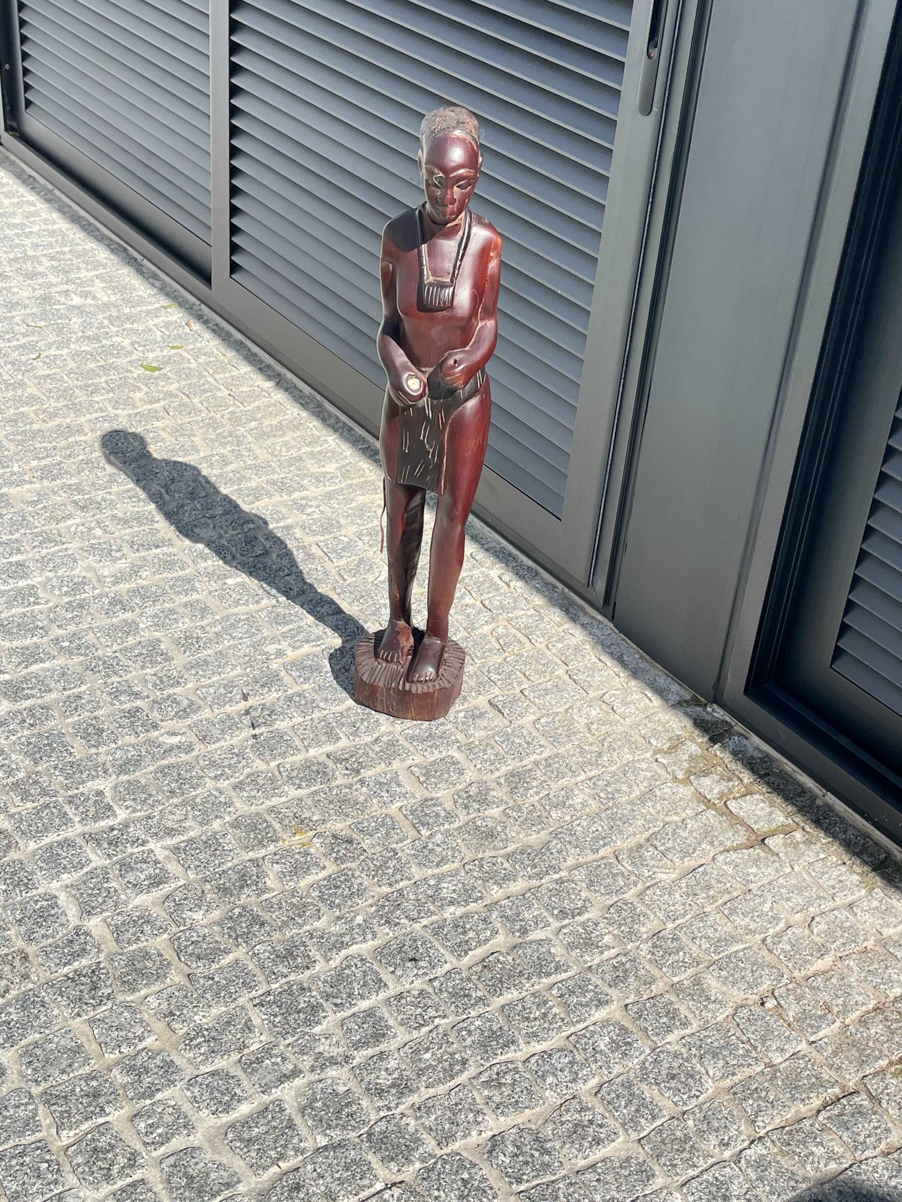 Arte em madeira - Escultura mulher