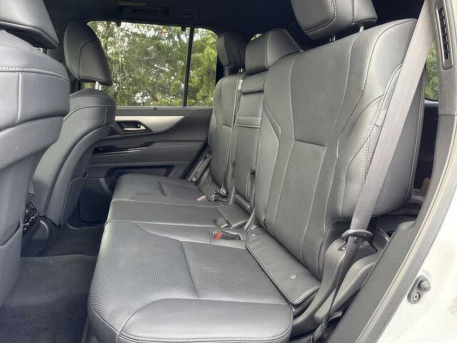 Lexus LX      2025