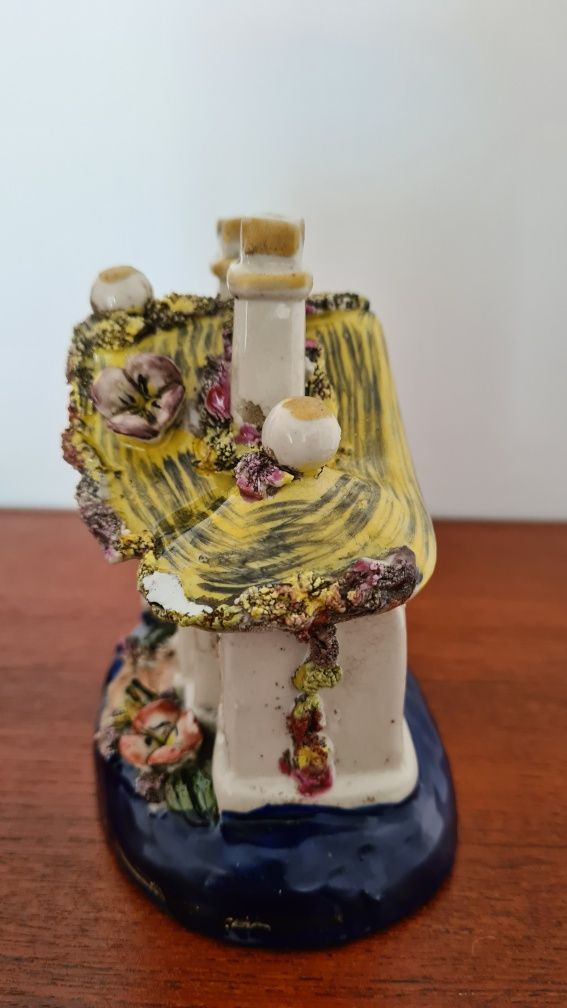 Casa em cerâmica pintada à mão