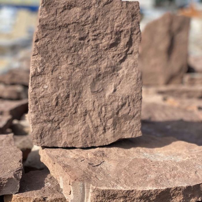 червоний камінь на паркан фундамент