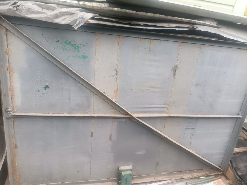 Ворота  гаражні з замком