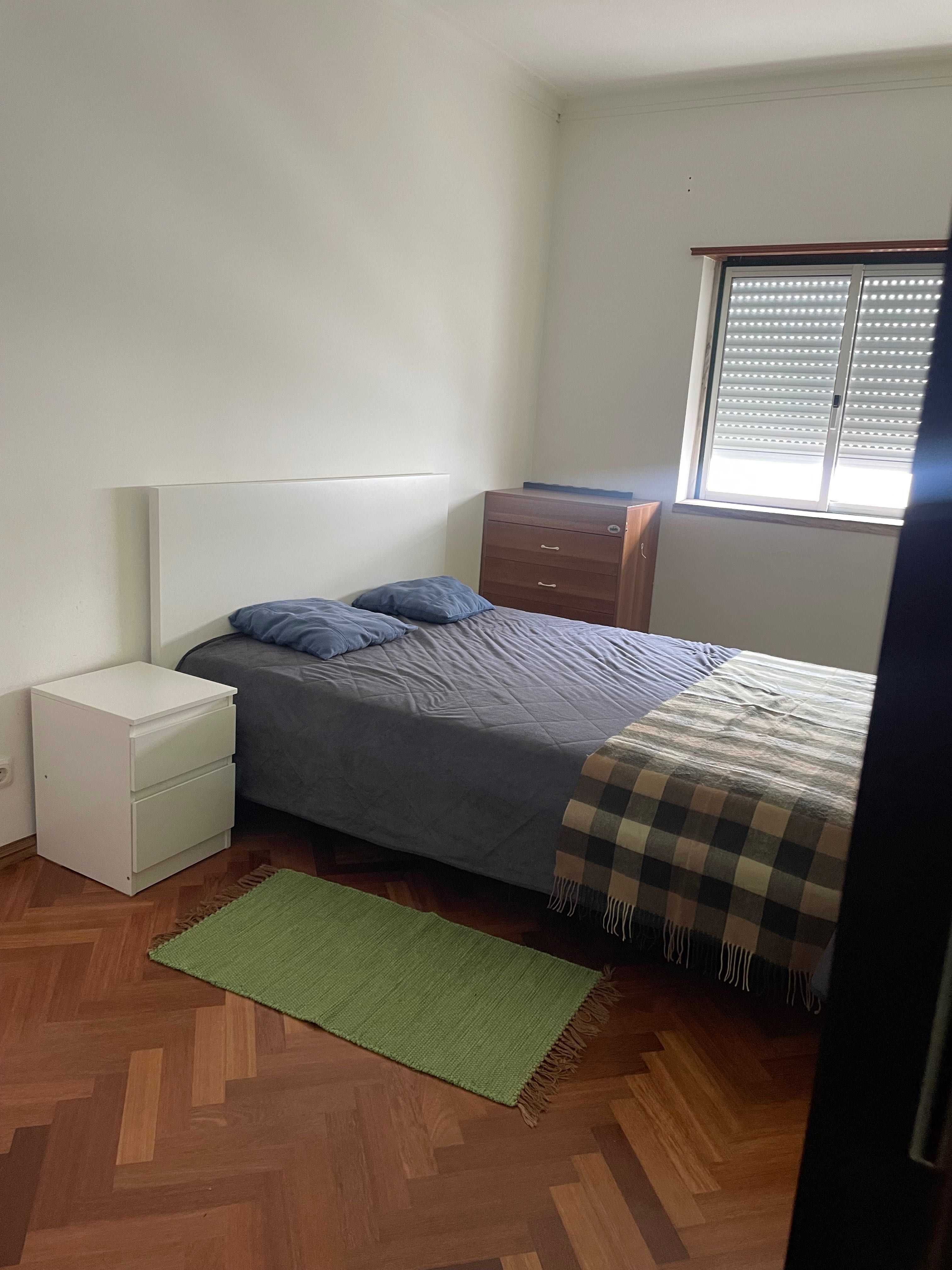 Arrenda-se quarto de casal