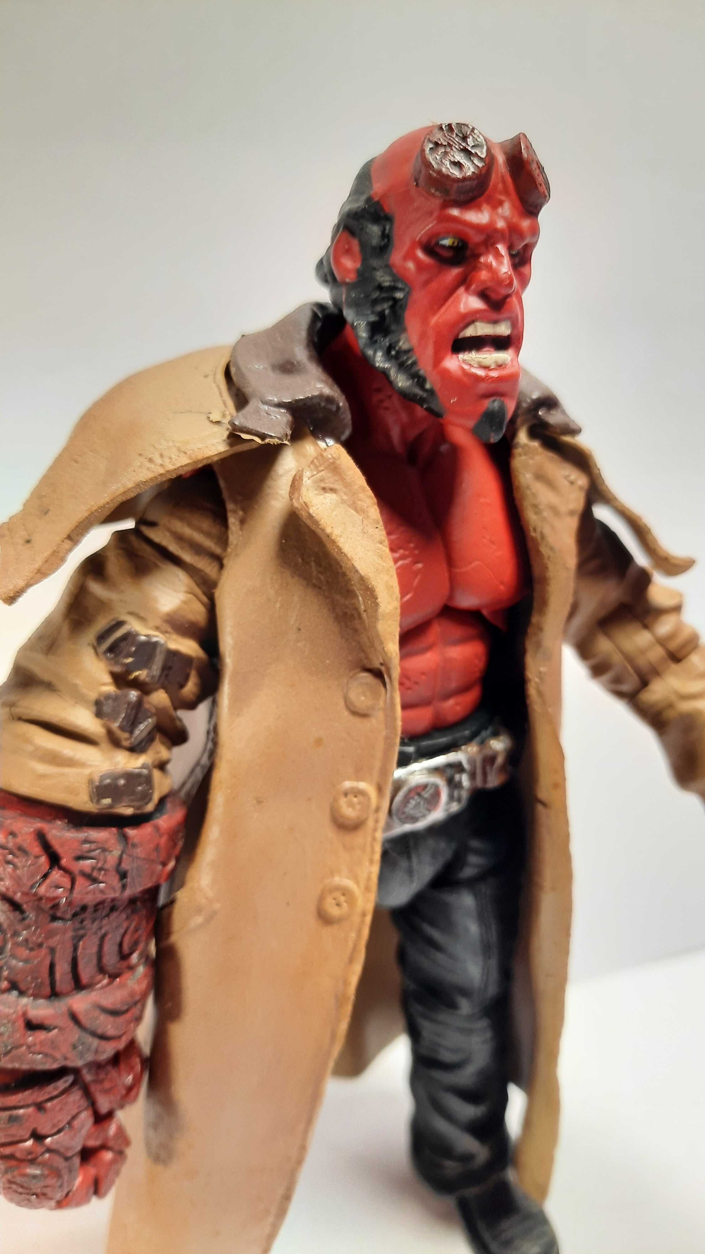 Figura articulada Hellboy da série Hellboy II da mezco