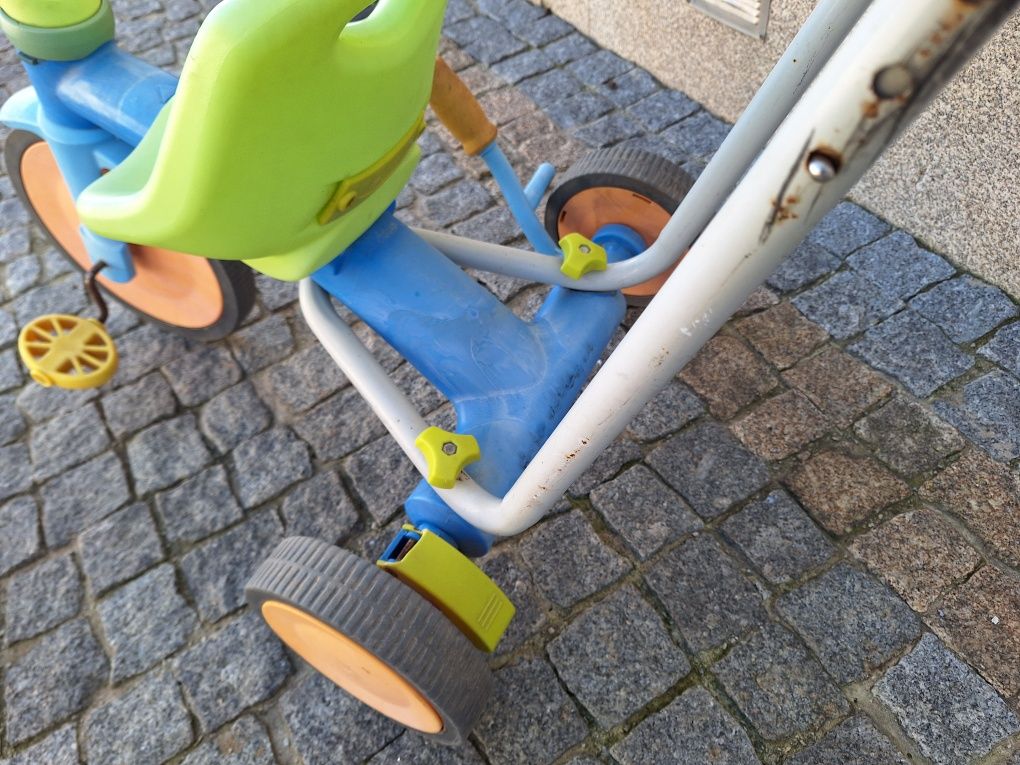 Triciclo com empurrador