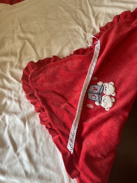 Manta/cobertor reversível vermelho/cru com bordado para bebé