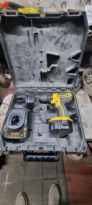 Шуруповерт "DEWALT"