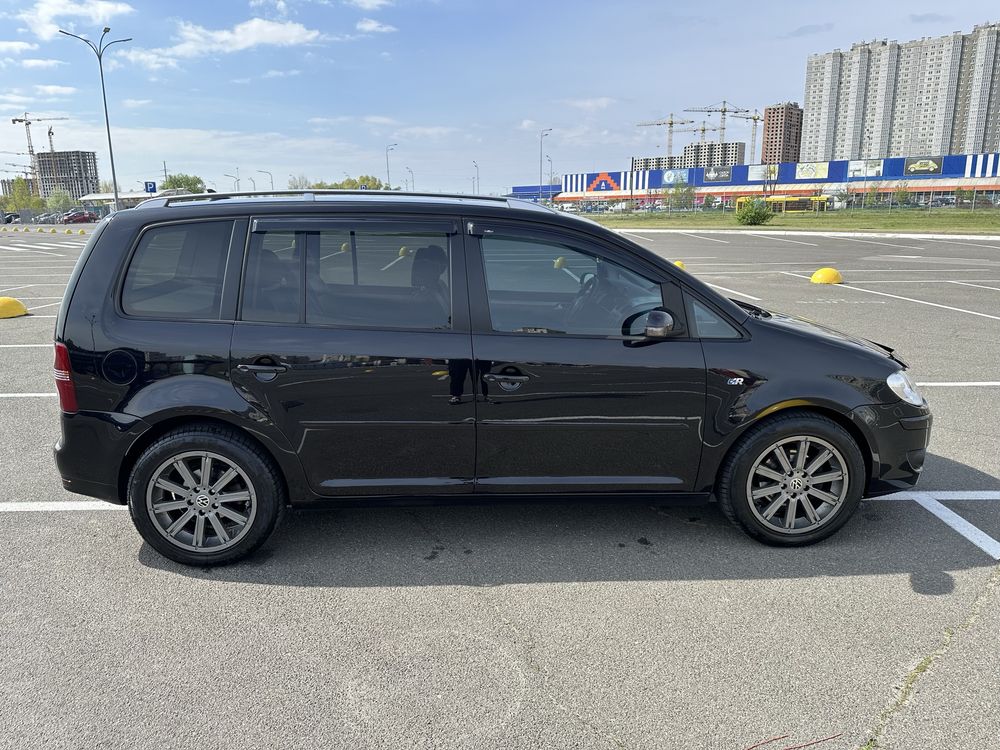 VW Touran 2.0 tdi r-line