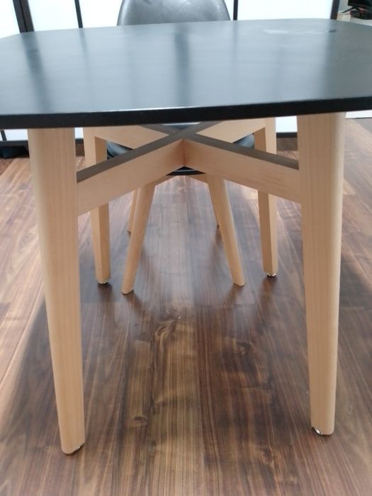 Mesa e cadeiras novas