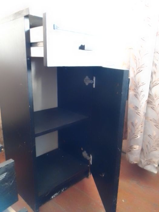 Тумбочка чорного кольору