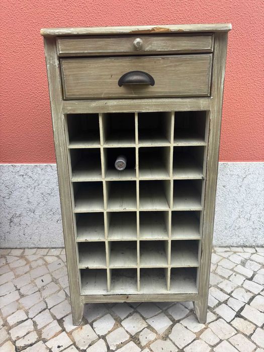 Oportunidade - Móvel Garrafeira em Madeira
