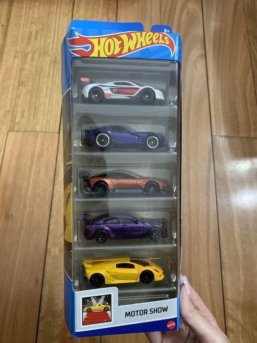 Hot wheels em cartela