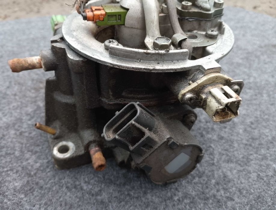 На Suzuki Swift 2, Сузукі Свіфт, моноінжектор на 1.3 двигун.