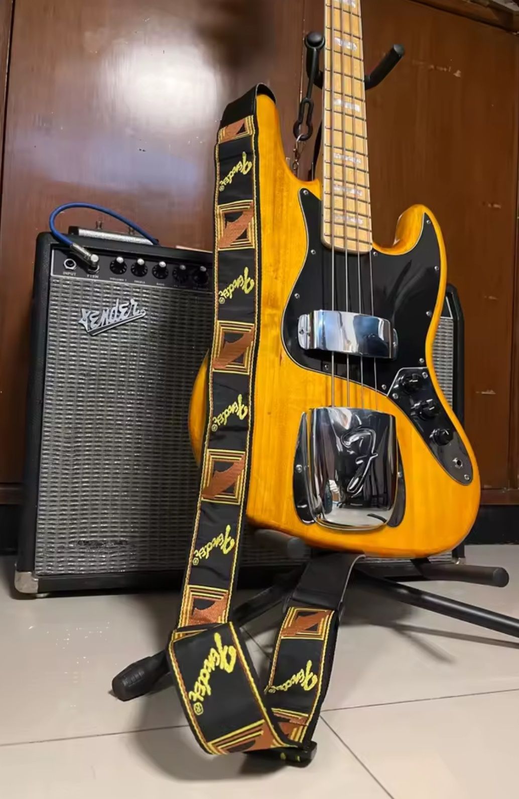 Pasek do gitary logowany "FENDER"