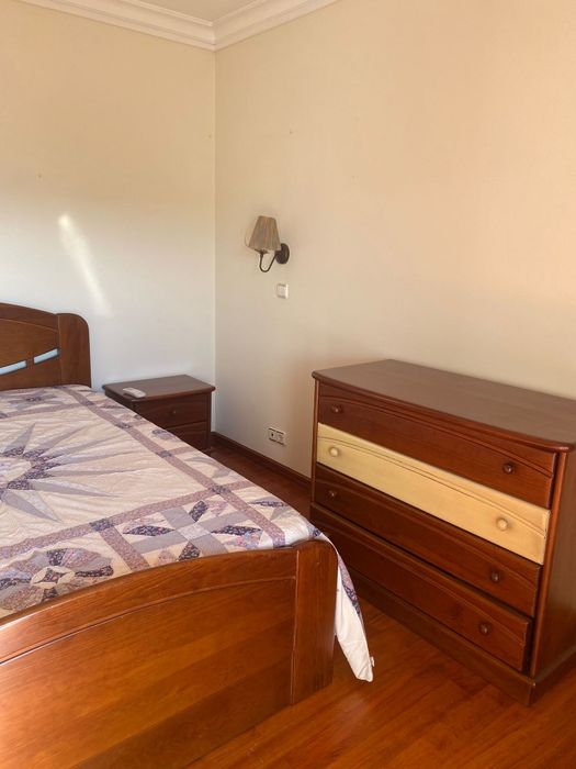 Mobília de Quarto (cama, cómoda, mesinhas de cabeceira)