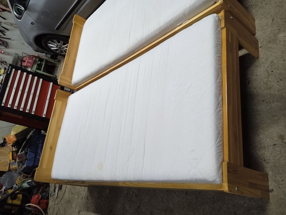 Łóżka drewniane z materacami