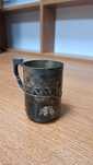 Stary kubek metalowy z grawerem i uchwytem – antyk / vintage (67)