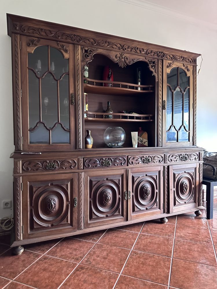 Movel antigo, no entrocamento
