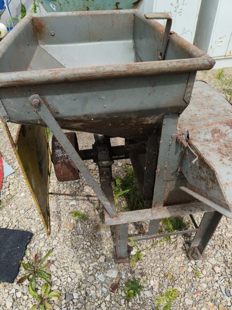 Śrutownik,Rozsiewacz do nawozu metalowy