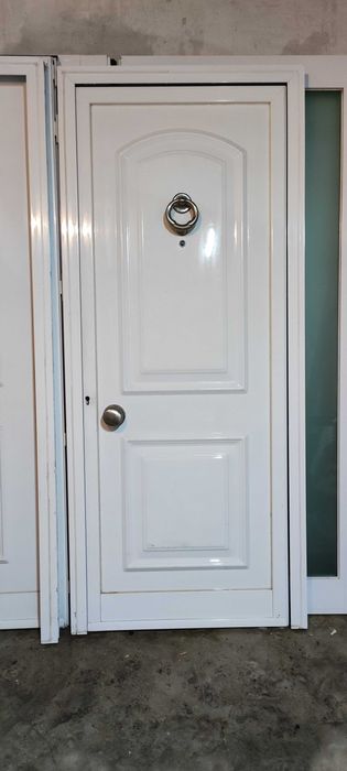 Portas externas de PVC branco, com seus batentes, em excelente estado.