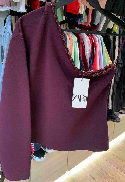 Burgundowy sweterek na jedno ramię zara