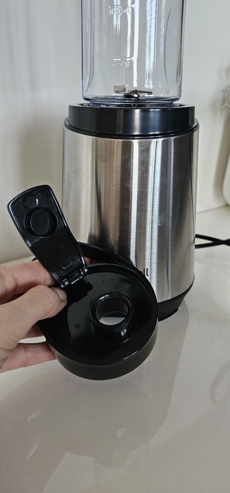 Nowy blender kilichowy z butelka Russell Hobbs