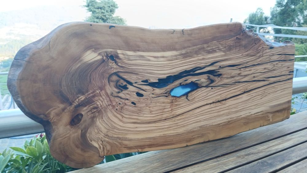 Tábua em oliveira com apontamentos em resina azul e preto