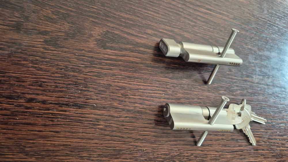 Dwie wkładki zamka w systemie 1 klucza