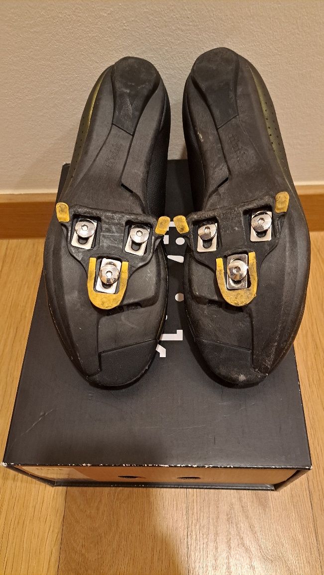 Sapatos de Ciclismo Fizik Tempo Overcurve R4 – 42 + Cleats Shimano