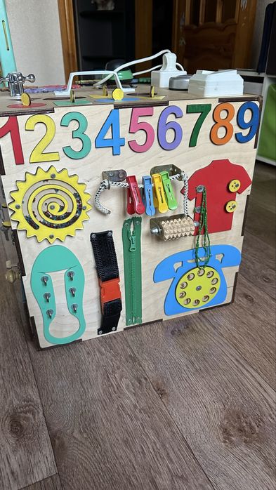 Бізікуб (бізіборд) деревʼяний