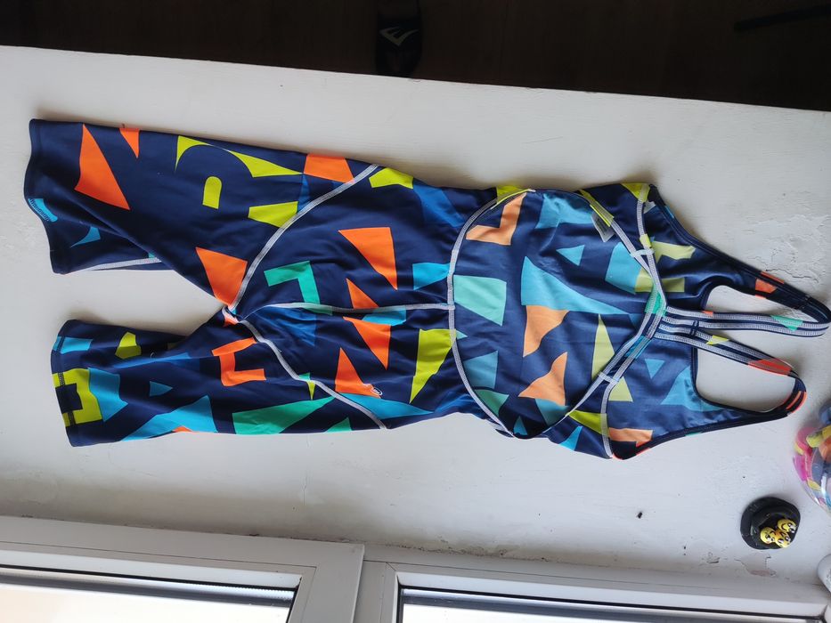 Продам купальник arena