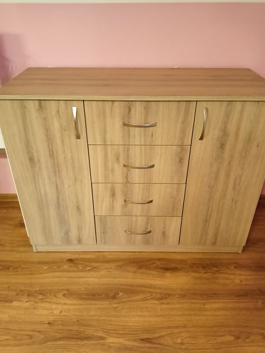 Zestaw mebli robionych przez stolarza na zamówienie. Jakość premium.