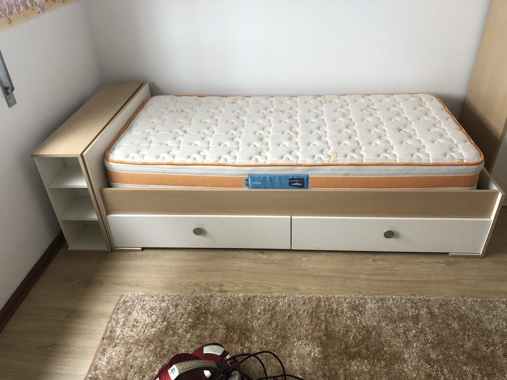 Cama solteiro com arrumação