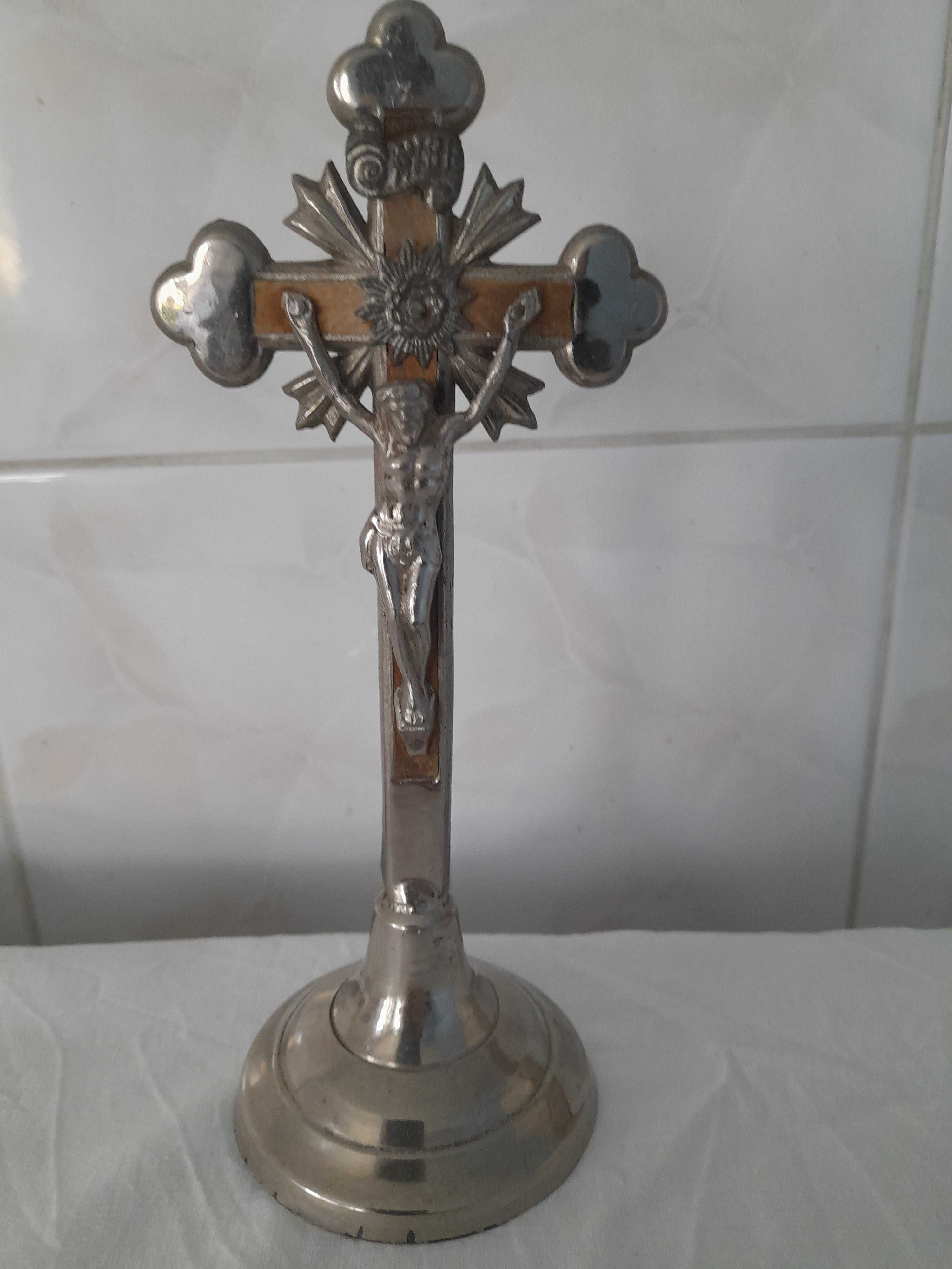 Stary krzyż stojący