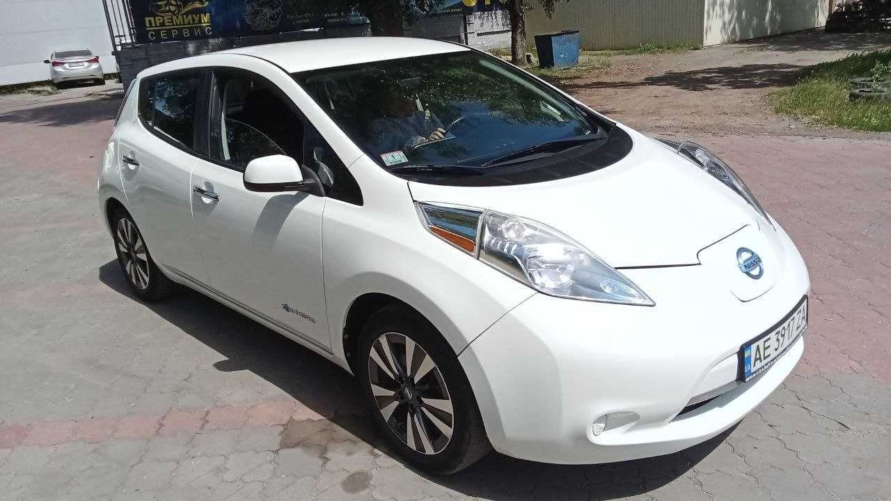 nissan leaf SV 2016 30 квч 54т км белый сша 11 из 12