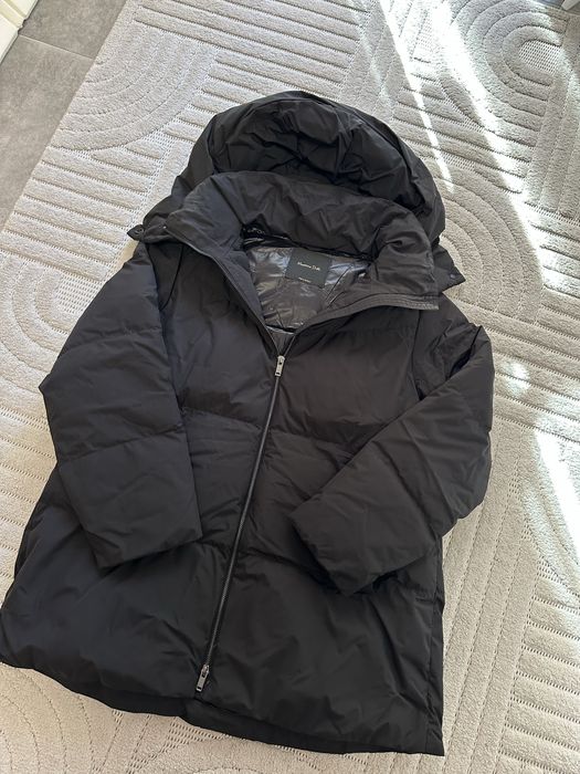 Чорний пуховик Massimo Dutti