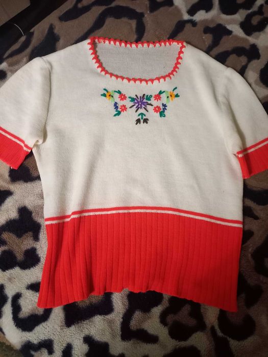 Кофточка вишита безрукавка, кофти