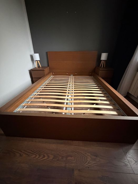 Łoże z szafkami nocnymi