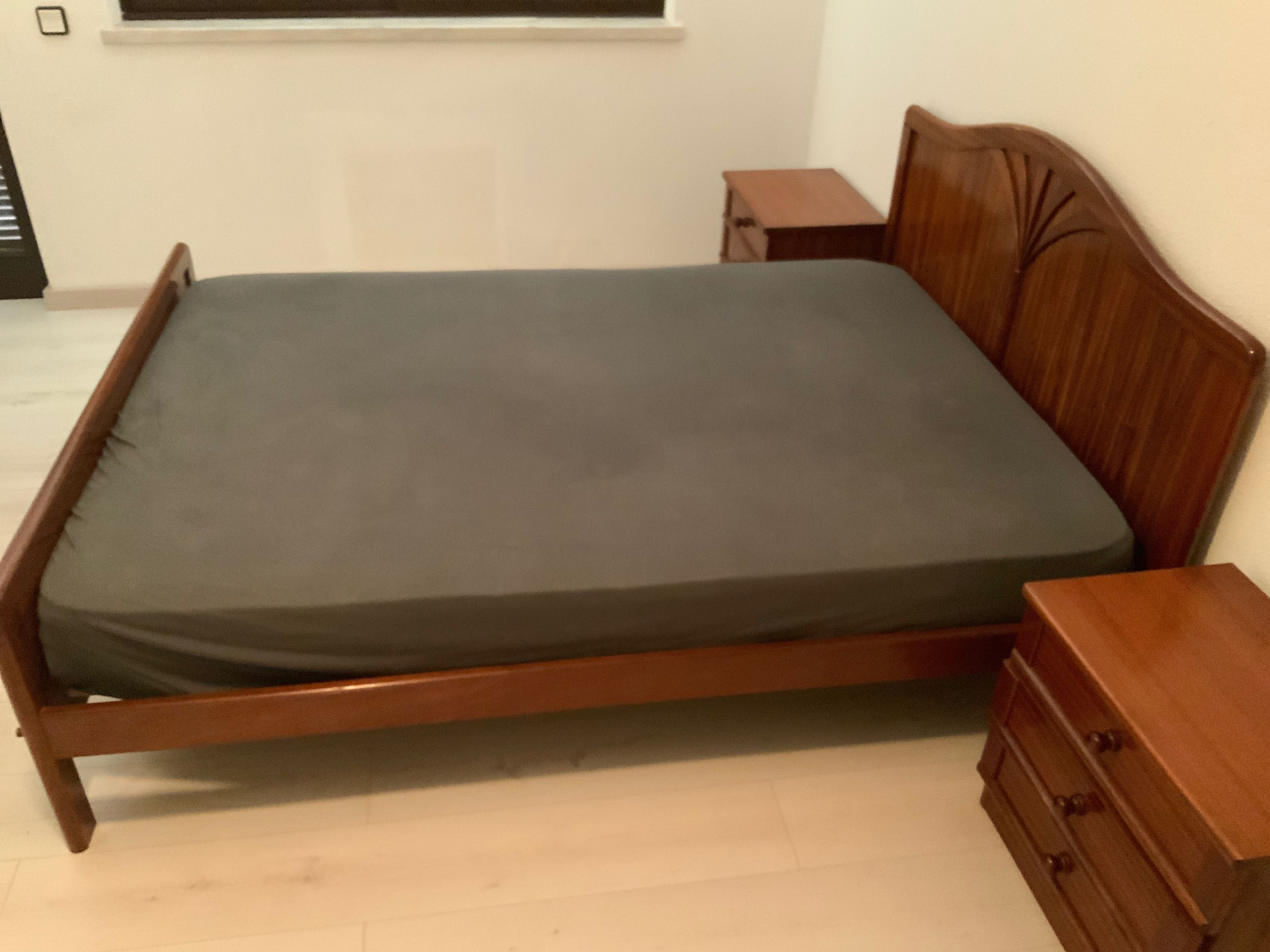 Cama de madeira com 2 mesas de cama em bom estado com colchão