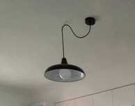 Candeeiro suspenso em metal preto
