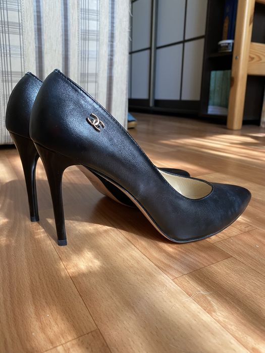 Шкіряні туфлі на шпильці (туфли-лодочки).