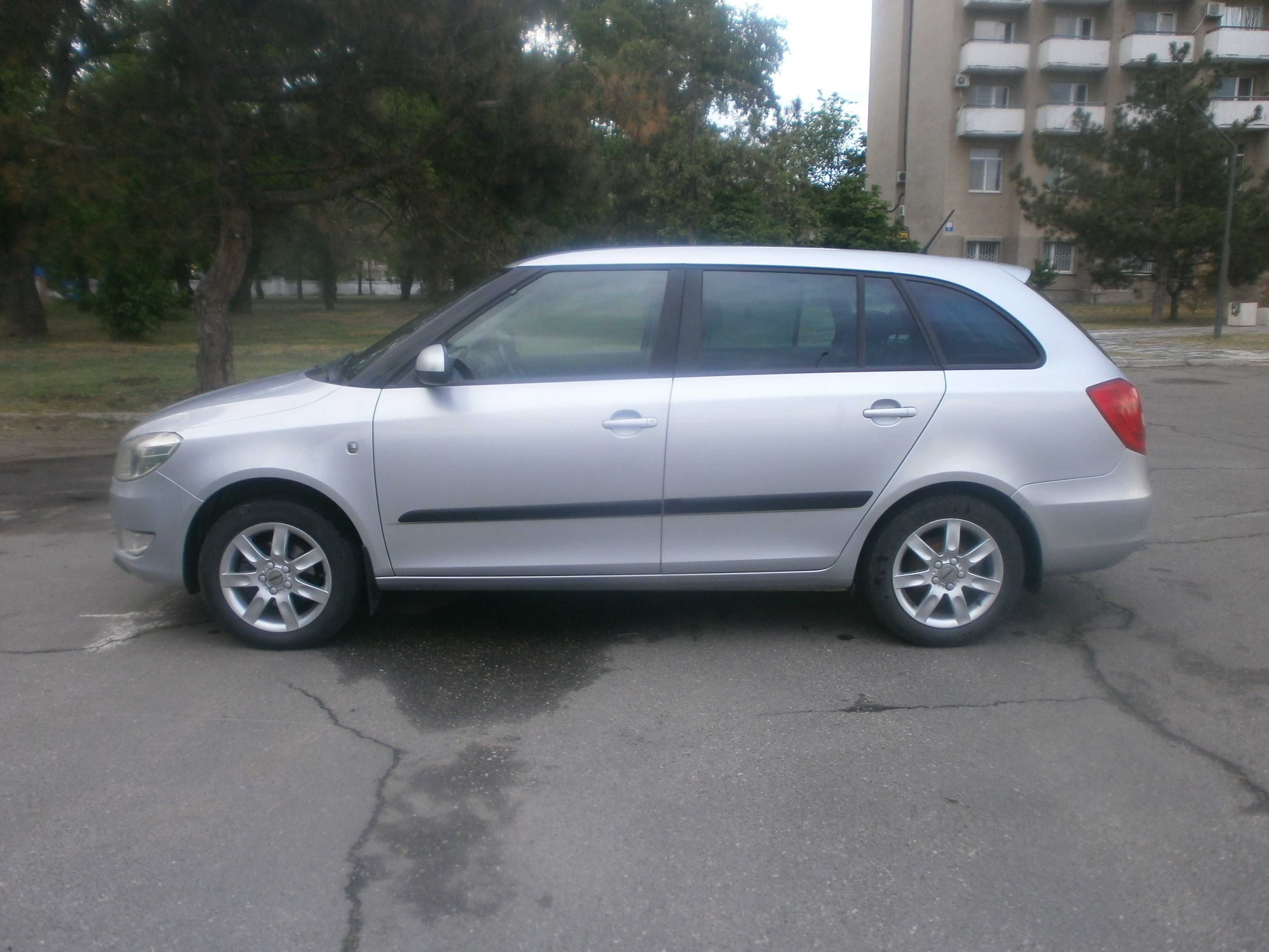 Skoda Fabia Универсал 2013 год выпуска.